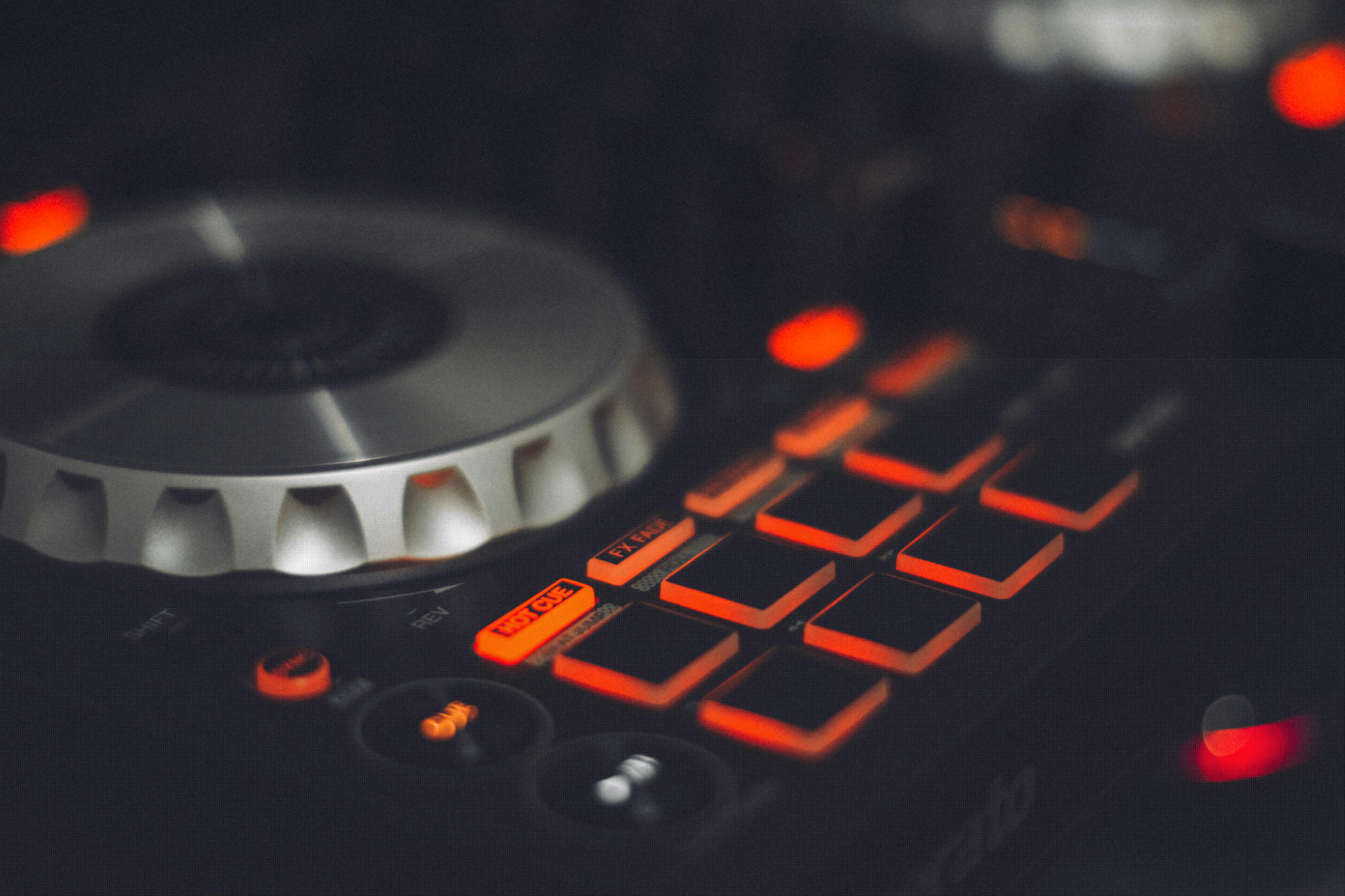 AI Music vs Traditional Composition: Key Differences Compared