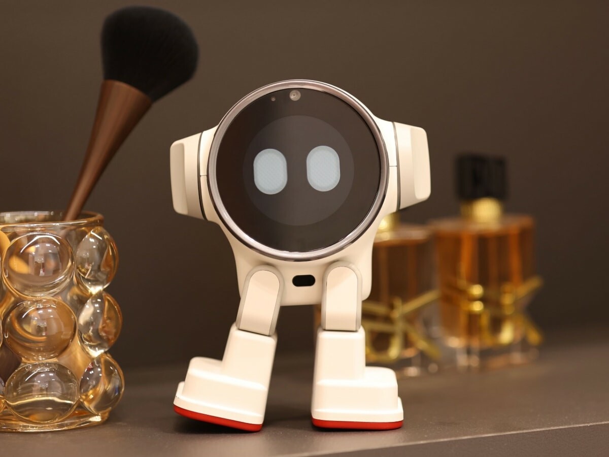 ai desk robot.jpg
