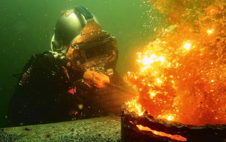 Underwater Welding Robots: Welding the Depths with AI Precision