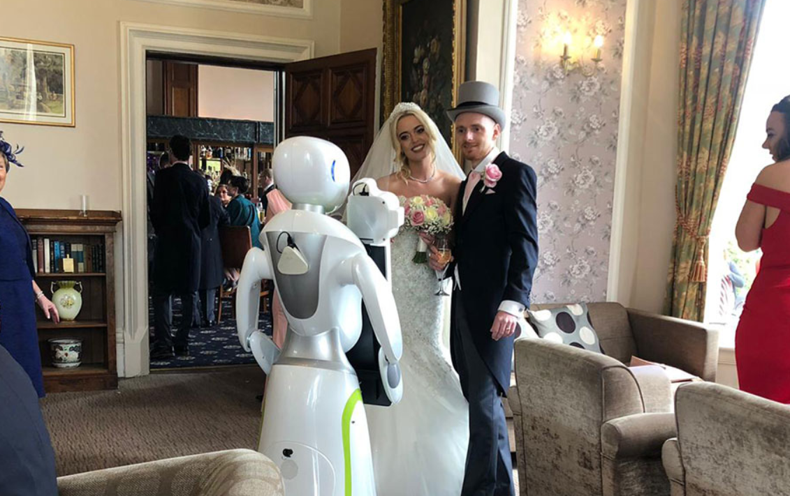 Your Ultimate Guide to Using a Wedding Reception Robot for a Futuristic Celebration