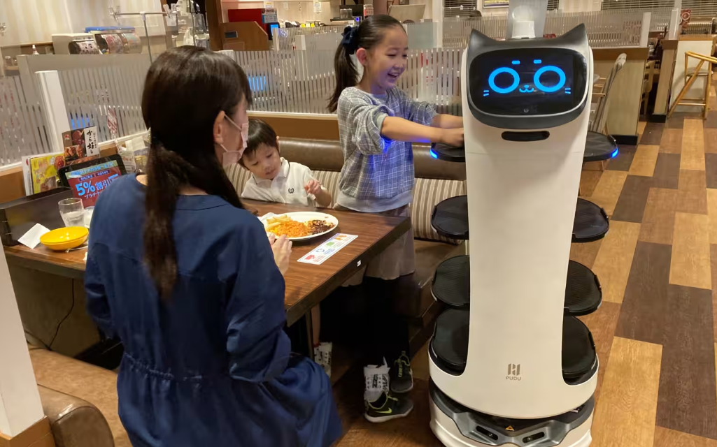 The Silent Revolution: How Restaurant Service Robots Are Reshaping Dining